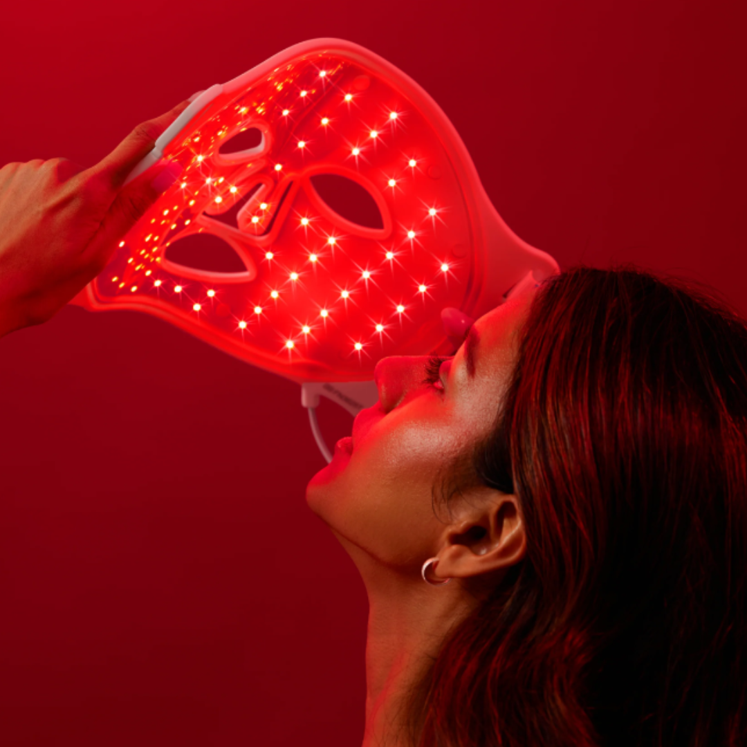 ۶. LED تراپی در خانه؛ فناوری نوین برای روشن‌تر شدن پوست